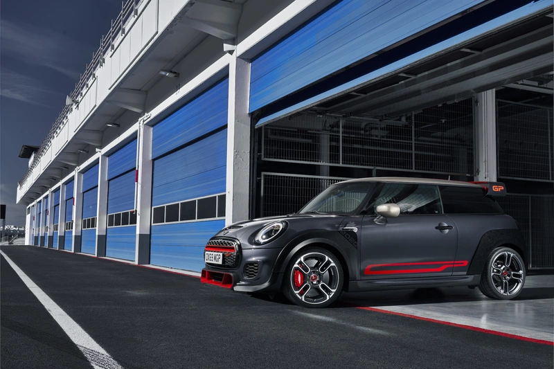 Mini adds manual transmission to 2023 hardtop